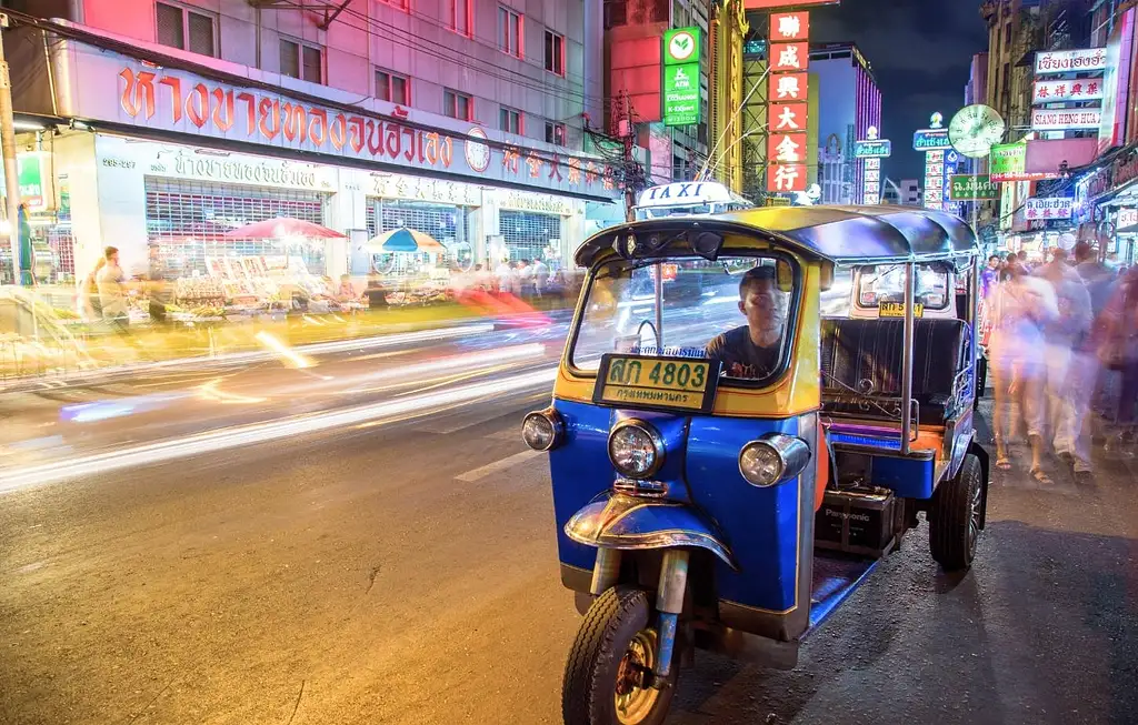 Bangkok Tuk Tuk Night Tour with Chinatown Street Food Meal