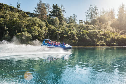 hukafalls jet boat tour from taupo