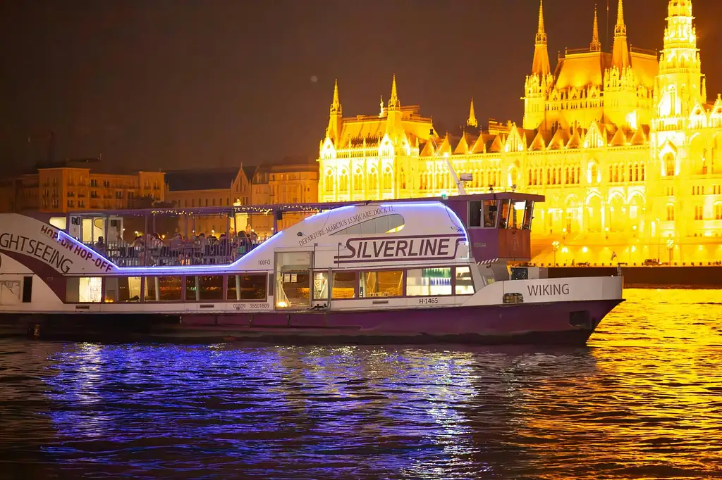 Sunset River Cruise with Unlimited Prosecco in Budapest