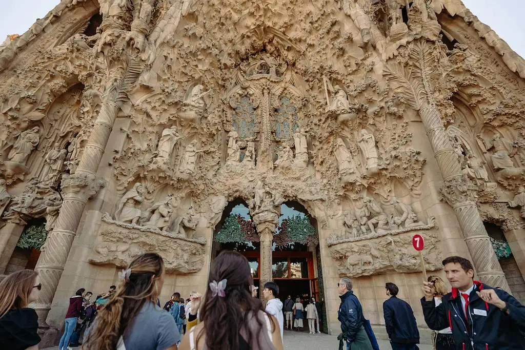 Sagrada Familia Skip-the-line Ticket And Guided Tour | Small-group Tour