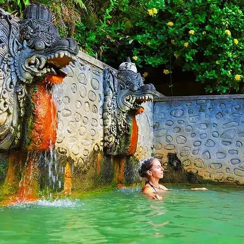 Bali_Banjar-Hot-Springs_woman_shutterstock_1262932969_web.jpg
