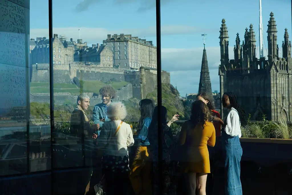 Johnnie Walker Whisky Tour in Edinburgh with Tasting and Lunch