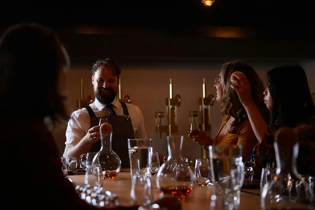 Johnnie Walker Whisky Tour in Edinburgh with Tasting and Lunch