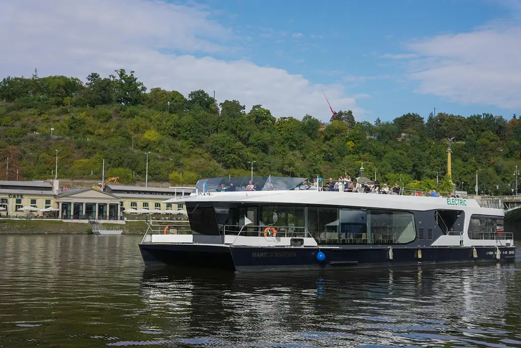 Sightseeing Eco-Cruise in Prague with Prosecco