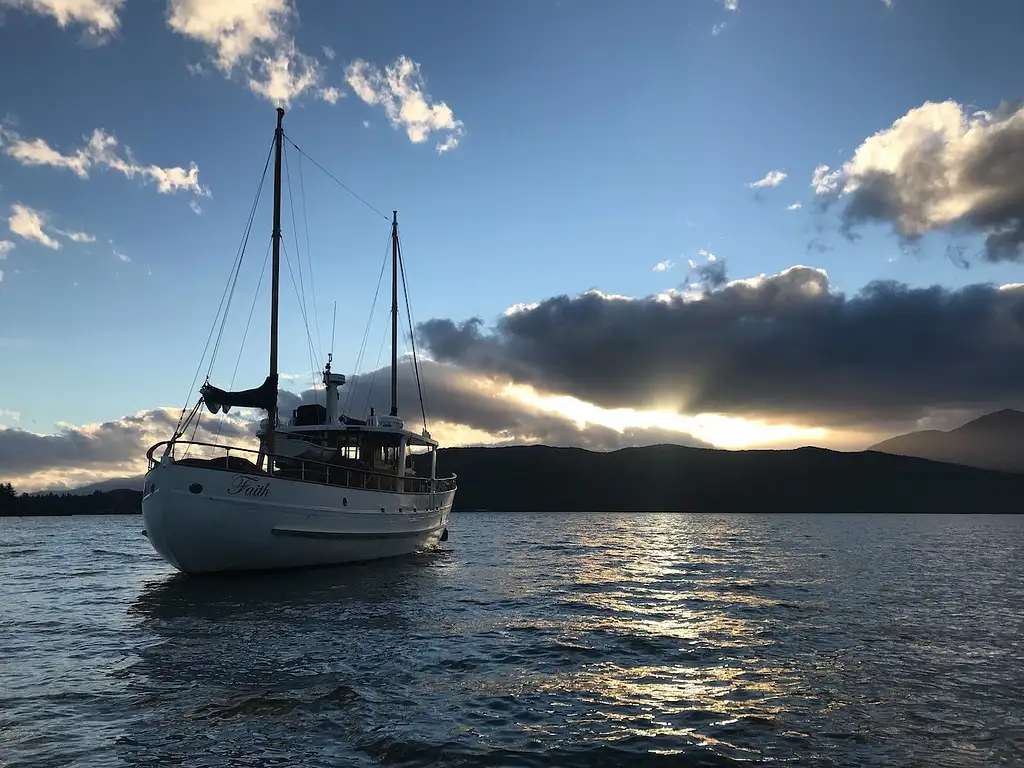 Cruise Lake Te Anau On A Historic Ship