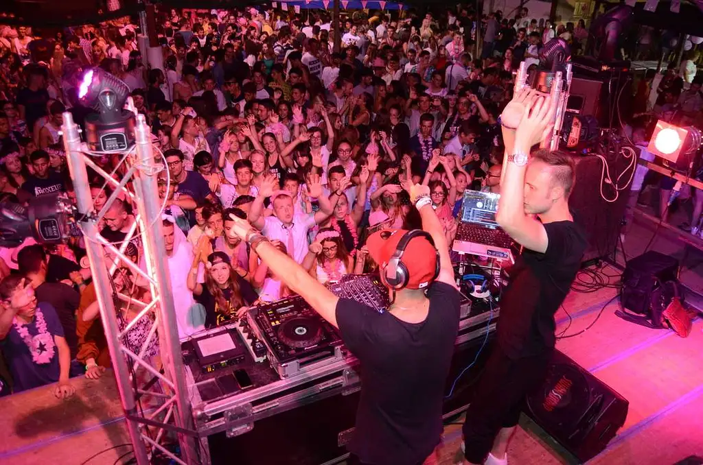 5 Day Beach & Party Tour Of Italy!