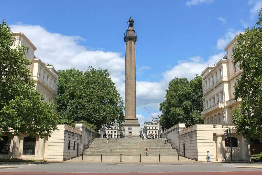 Royal Walking Tour with Buckingham Palace Tickets