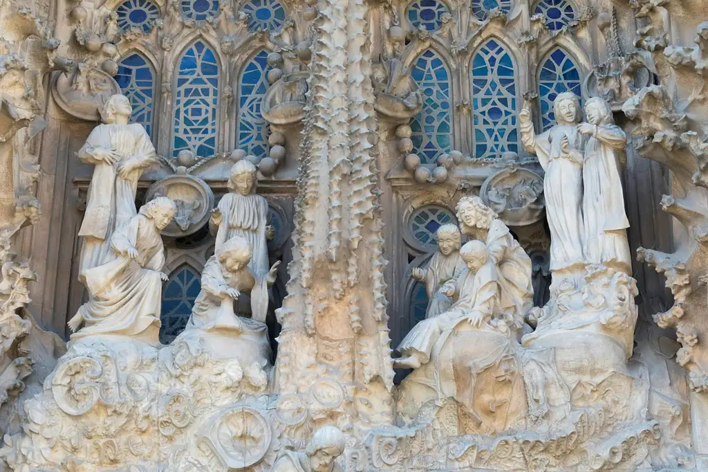 Sagrada Familia with Priority Access & Local Expert Guide | Small-group Tour
