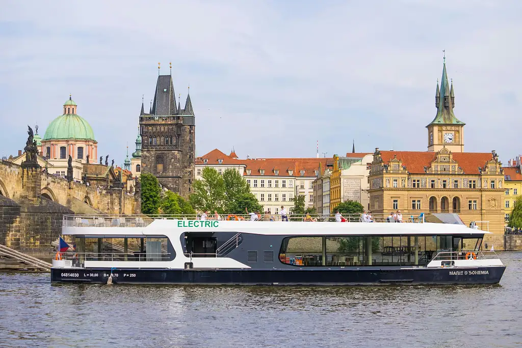 Sightseeing Eco-Cruise in Prague with Prosecco
