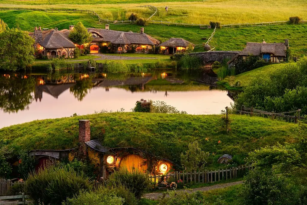 Hobbiton Movie Set & Waitomo Caves Tour from Auckland - Full Day