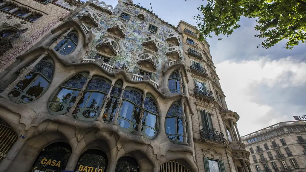 13 Day Paris to Barcelona: Tapas & Train Rides | G Adventures 18-30's