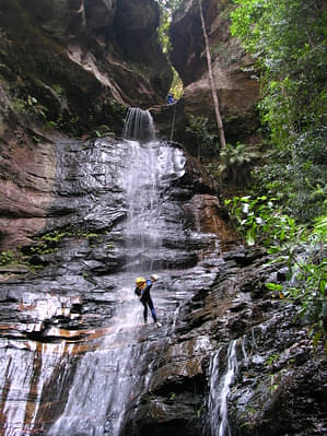abseiling and canyoning blue mountains