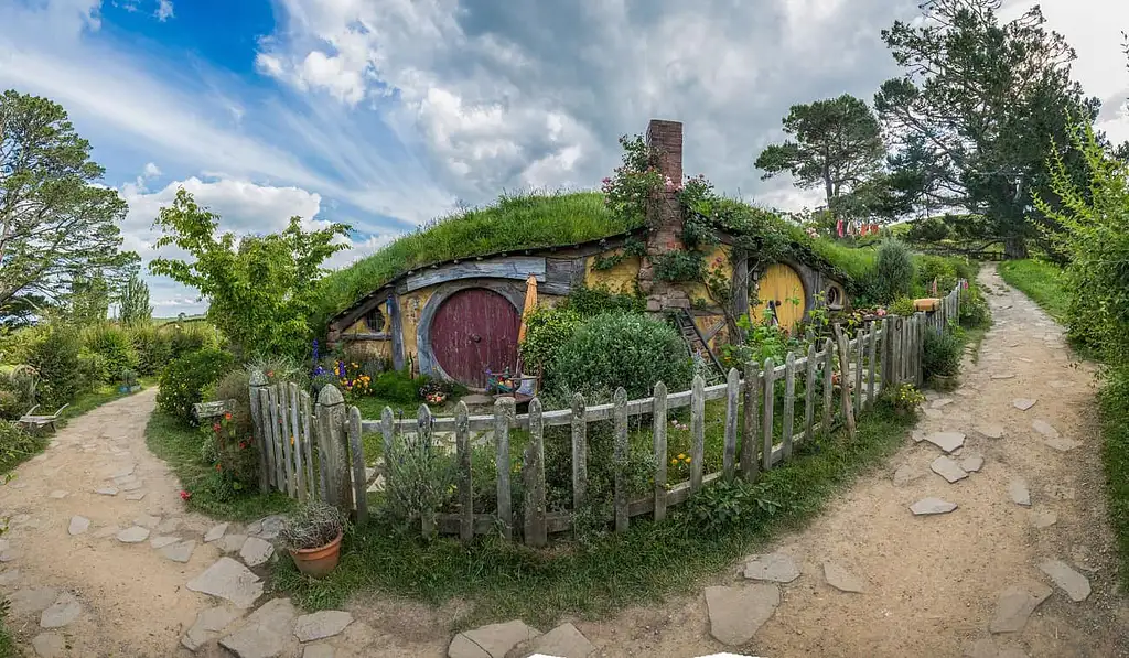 Hobbiton Movie Set & Te Puia Geothermal Wonderland Day Tour - Departing Auckland