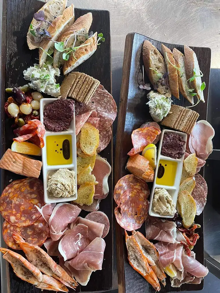 Waiheke Deluxe - Zipline & Wine Tour with Lunch, includes ferry from Auckland