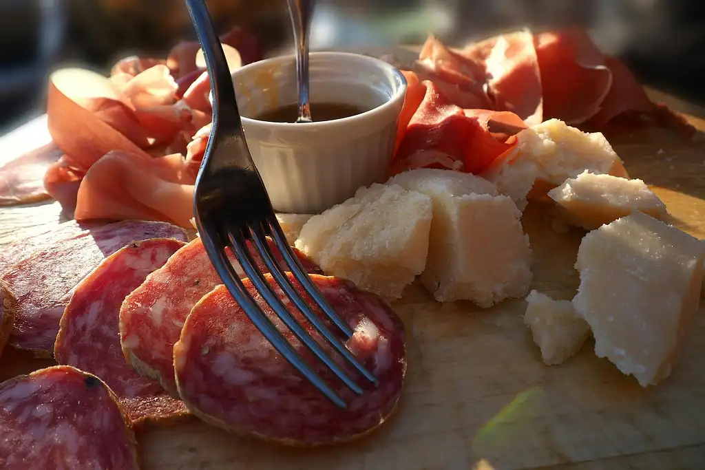 Street Tour and Food Tasting with the Best Bars of Milan
