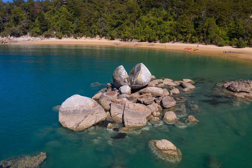 Split Apple Rock Guided Kayak | Half Day Tour