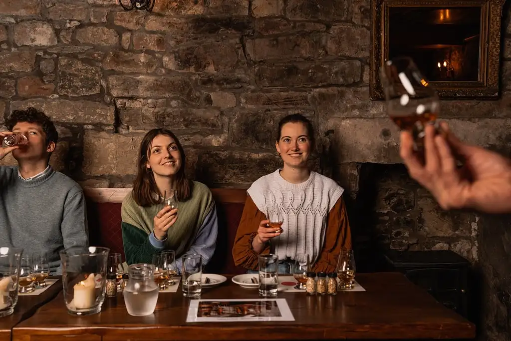 Edinburgh Old Town Walking Tour with Whisky Tasting