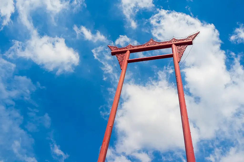 Golden Mount with Metal Castle and Giant Swing Tour in Bangkok
