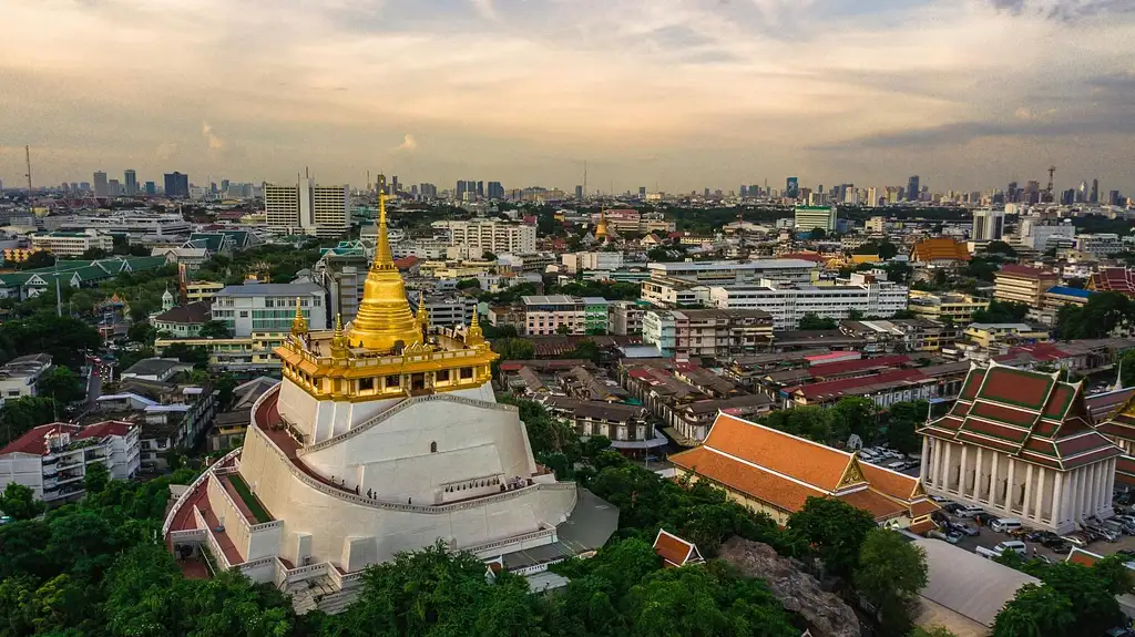 Golden Mount with Metal Castle and Giant Swing Tour in Bangkok
