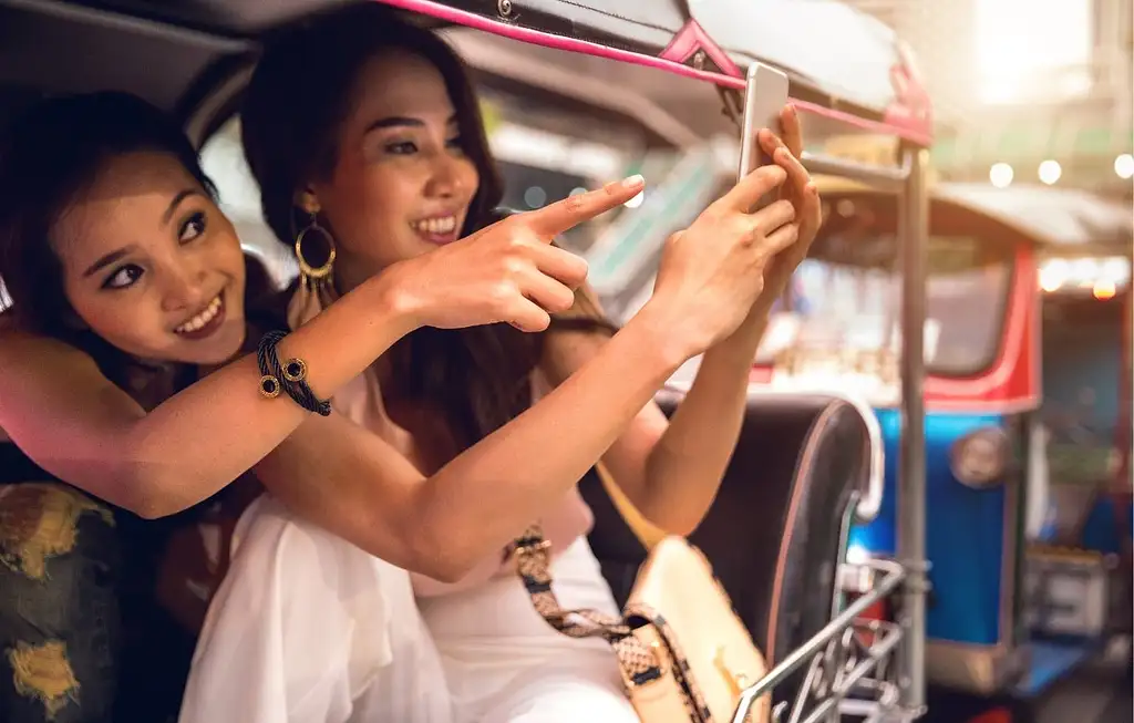 Bangkok Tuk Tuk Night Tour with Chinatown Street Food Meal
