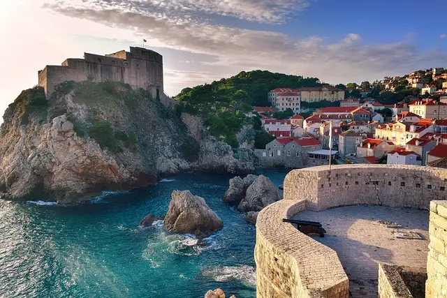 15 Day Croatia Highlights & Greek Island Hopping | G Adventures 18 to 30somethings