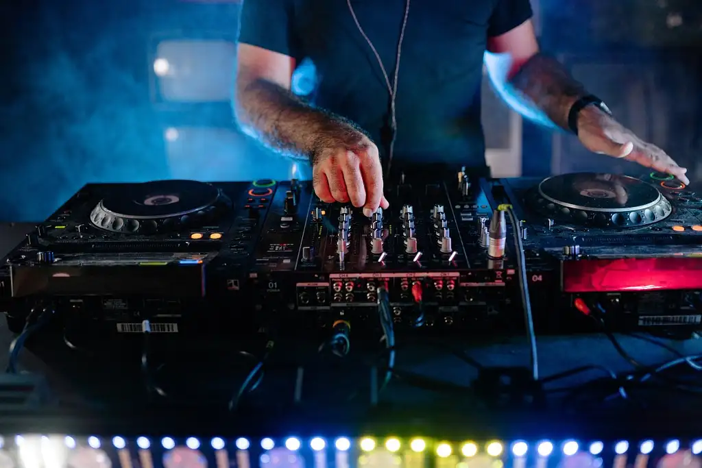 DJ Tiki on the Gold Coast Broadwater | 2.5 Hour Friday Night Cruise