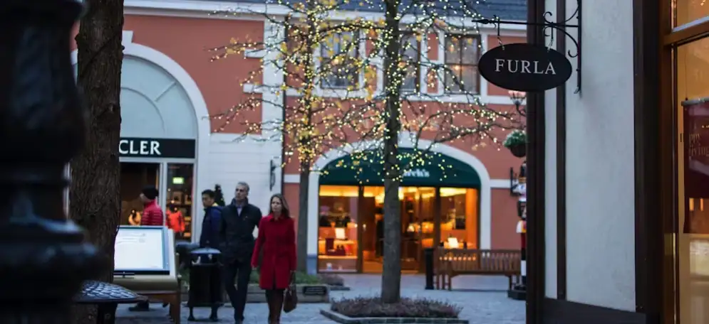 Shopping at Roermond Design Outlet with private transportation from Amsterdam