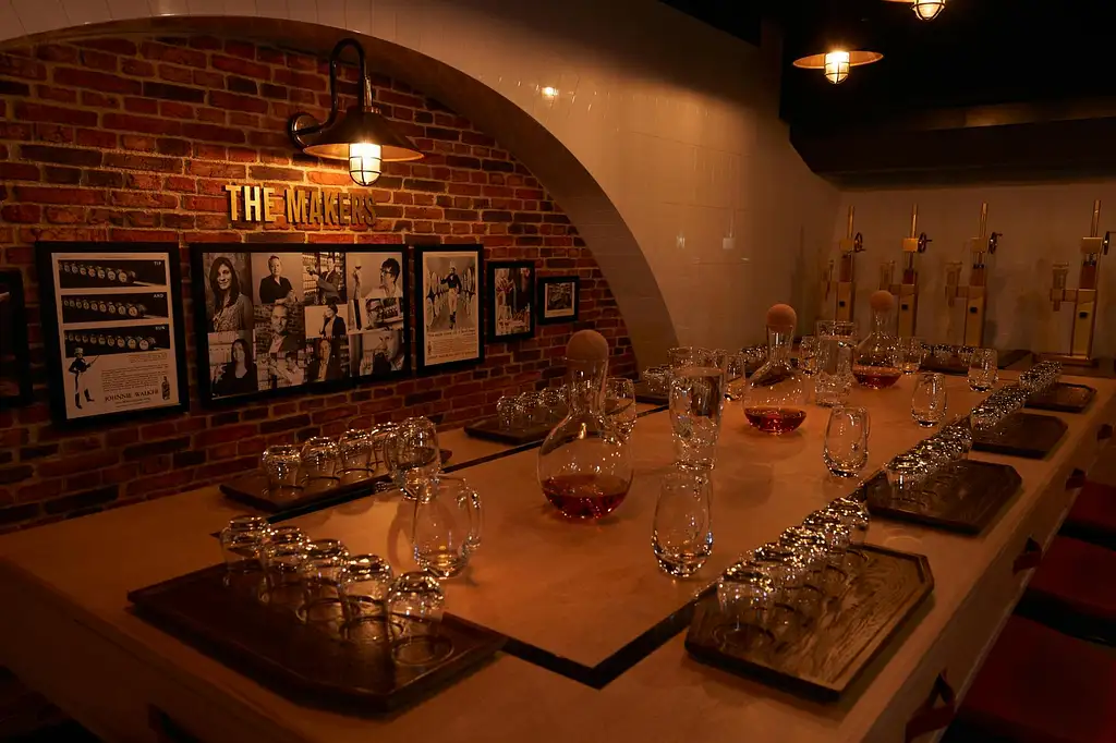 Johnnie Walker Whisky Tour in Edinburgh with Tasting and Lunch
