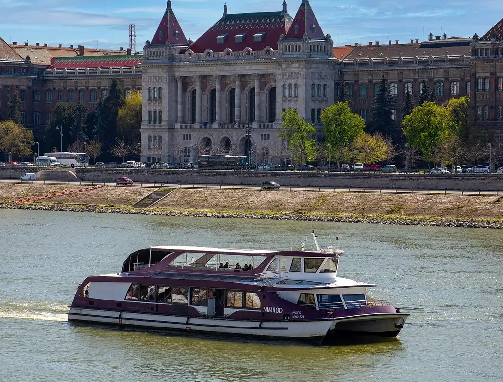 Sunset River Cruise with Unlimited Prosecco in Budapest