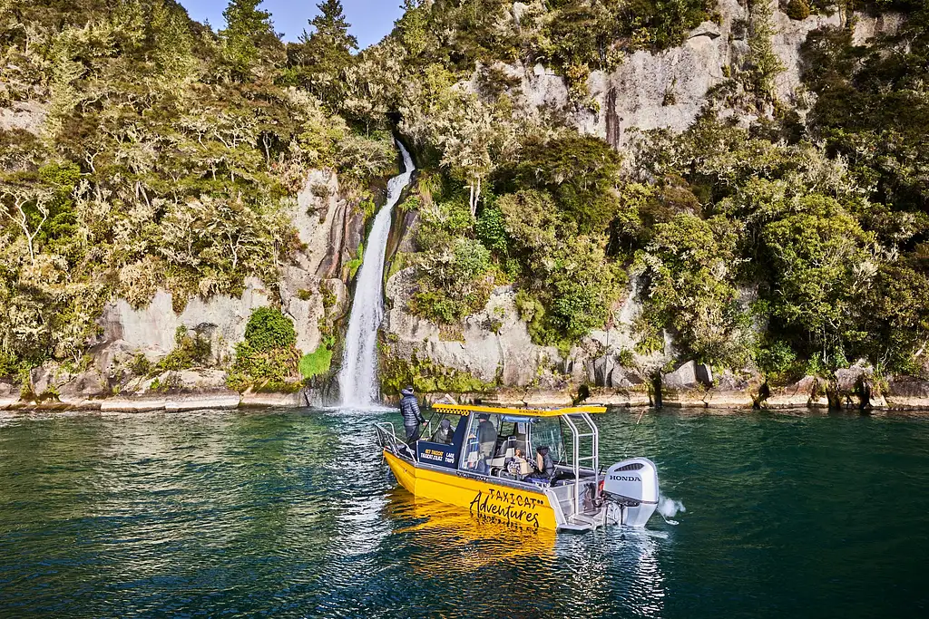 2.5 Hour Lake Taupō Western Bays Cruise