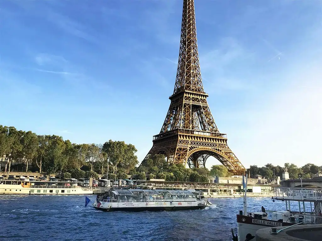 Hop-on Hop-off Boat on the Seine 1 & 2 day pass | Batobus Pass
