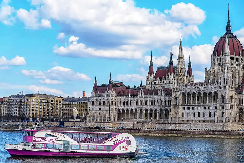 Sunset River Cruise with Unlimited Prosecco in Budapest