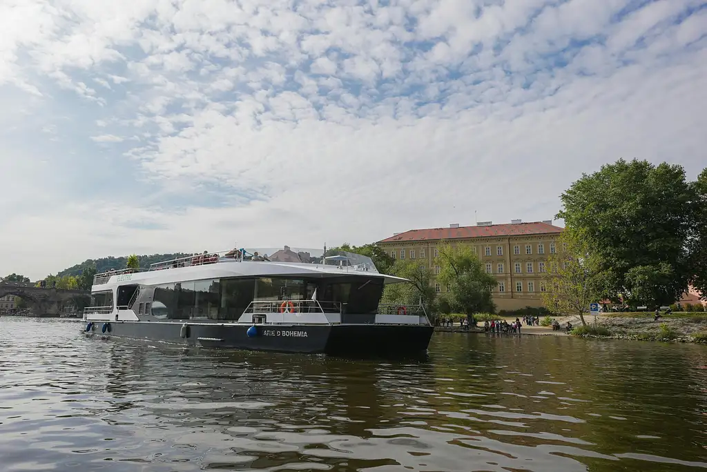 Sightseeing Eco-Cruise in Prague with Prosecco
