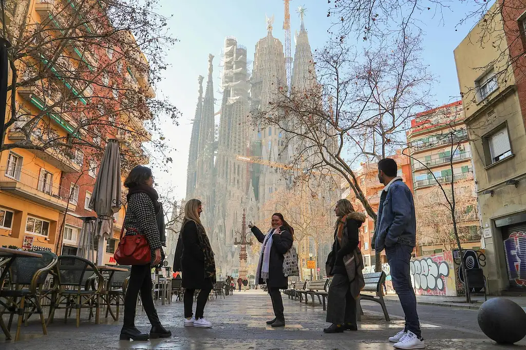 Sagrada Familia with Priority Access & Local Expert Guide | Small-group Tour