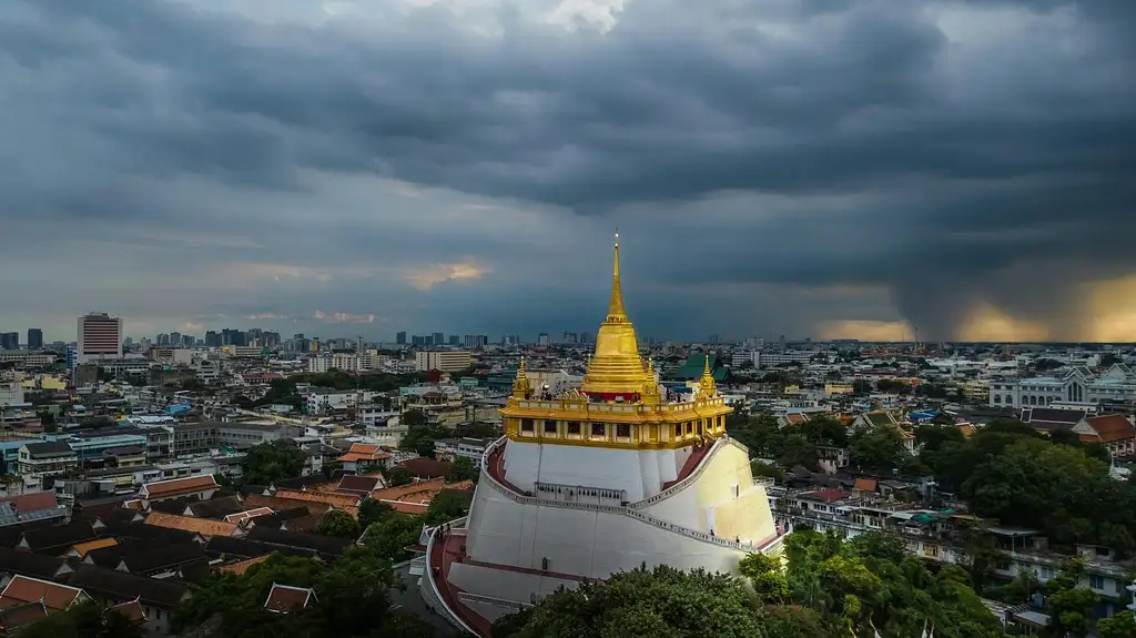 Golden Mount with Metal Castle and Giant Swing Tour in Bangkok