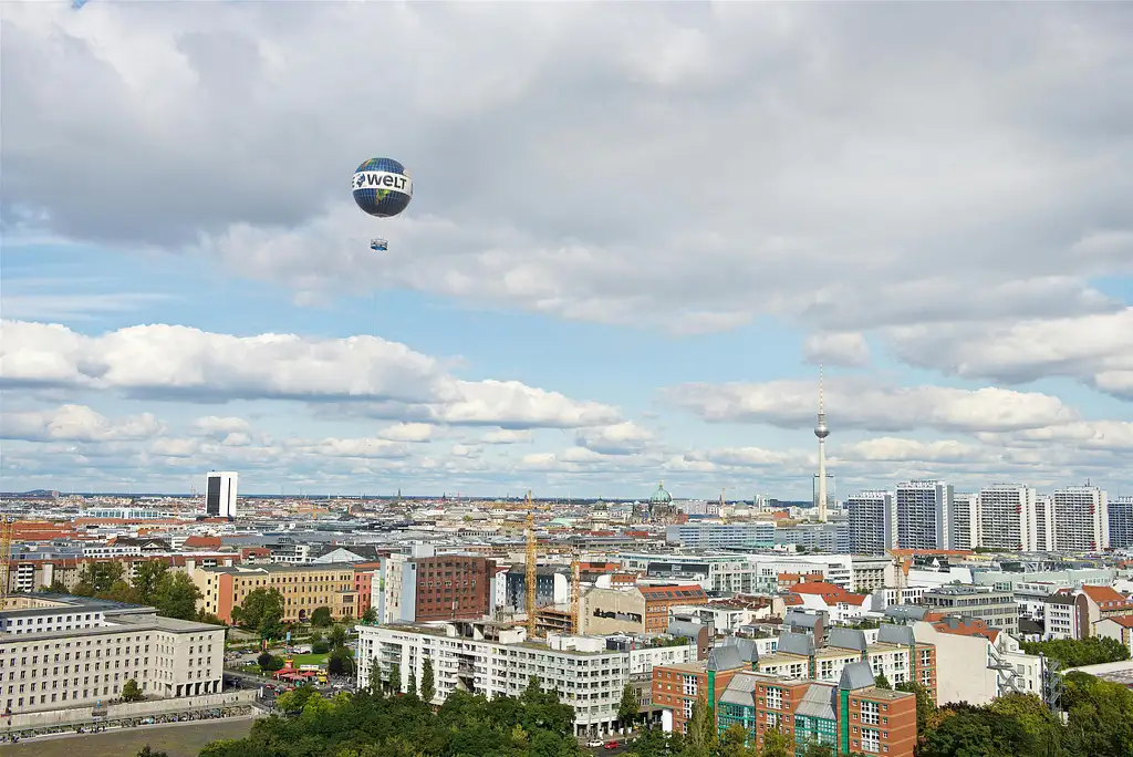 Ascent with the WELT Ballon at Checkpoint Charlie Tour
