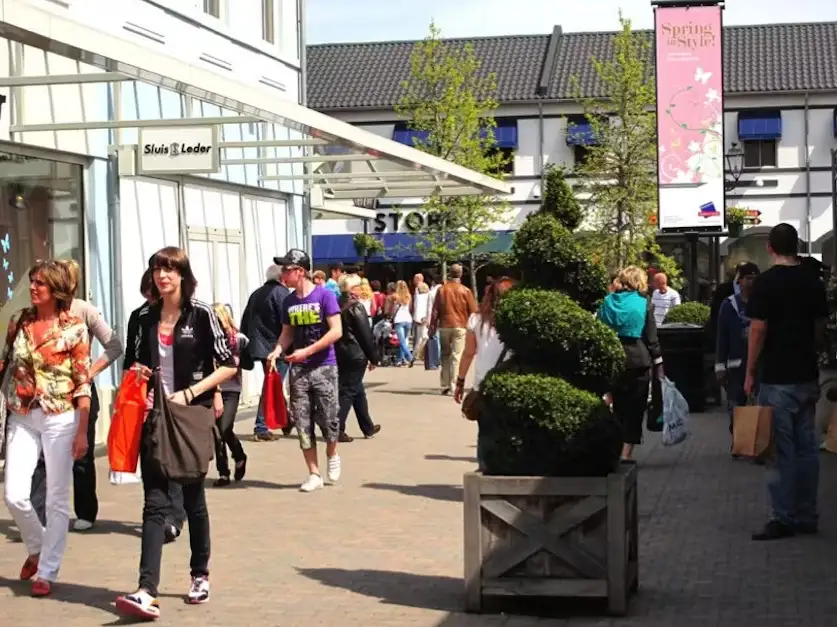 Shopping at Roermond Design Outlet with private transportation from Amsterdam