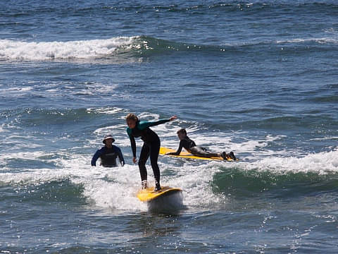 2H Coolum Beach Beginner Surf Lesson
