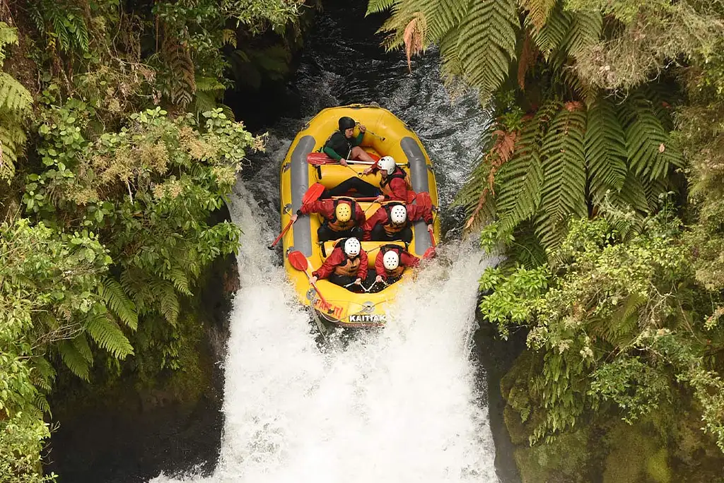 11 Day NZ South to North Island Adventure | Christchurch to Auckland | Haka Tours