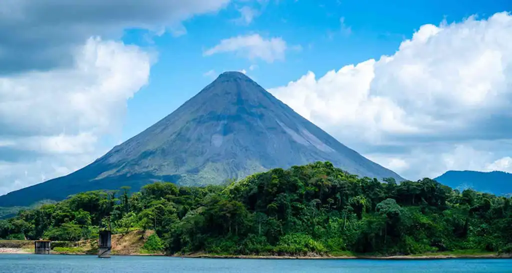 6 Days Costa Rica: Volcanoes, Cloud Forests & Zip-Lines | G Adventures 18-35's