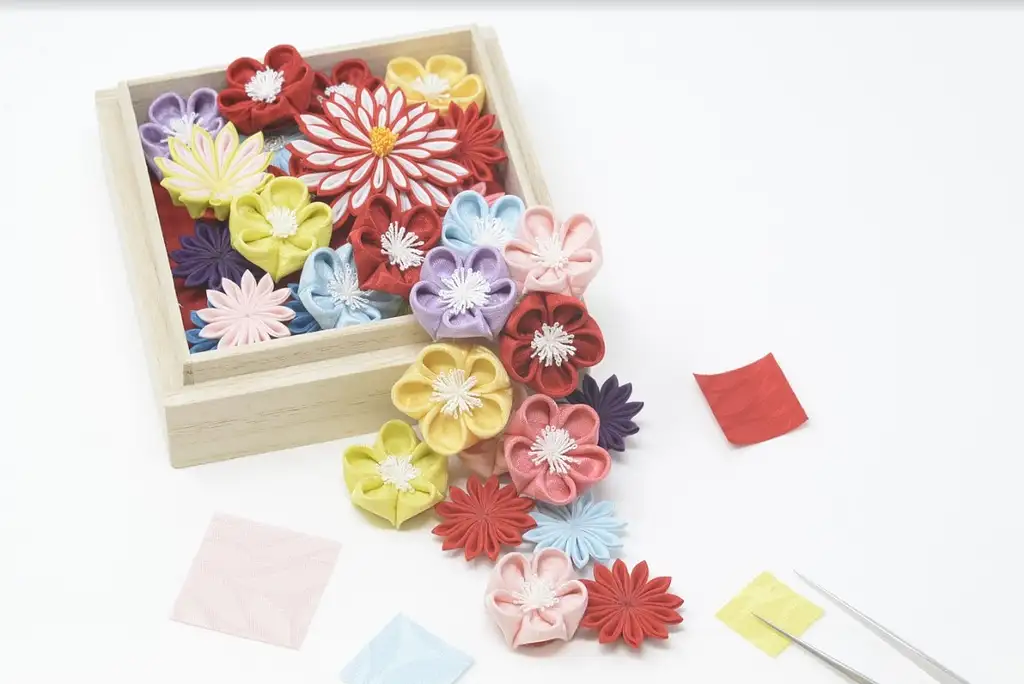 Tsumami-Zaiku Craft Workshop in Kyoto