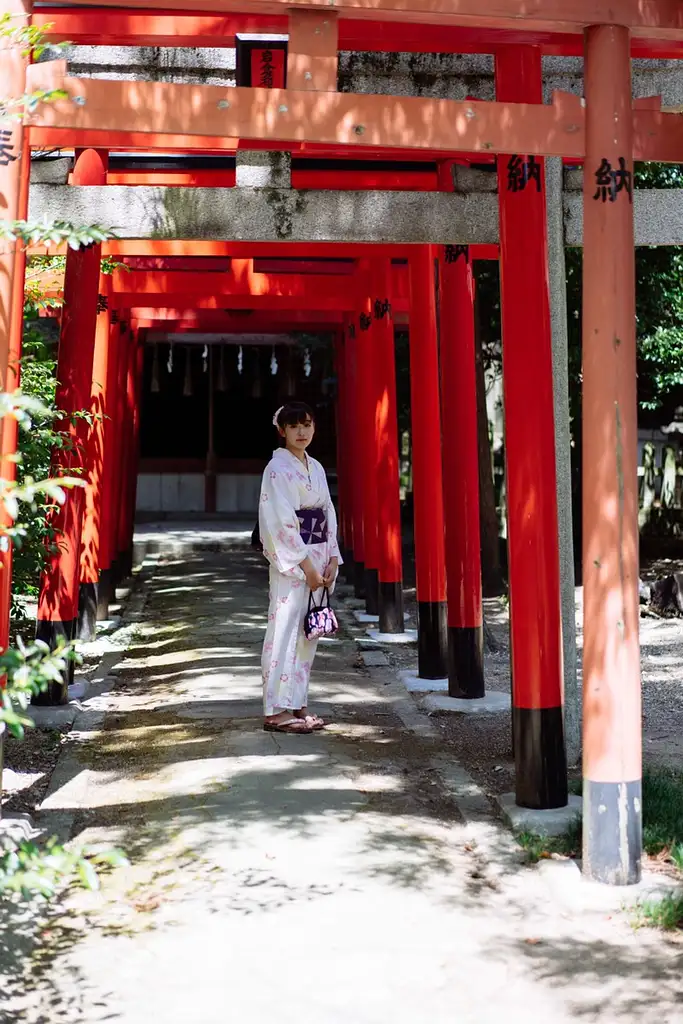 Kimono Walk Through Koko-en Garden in Himeji Castle