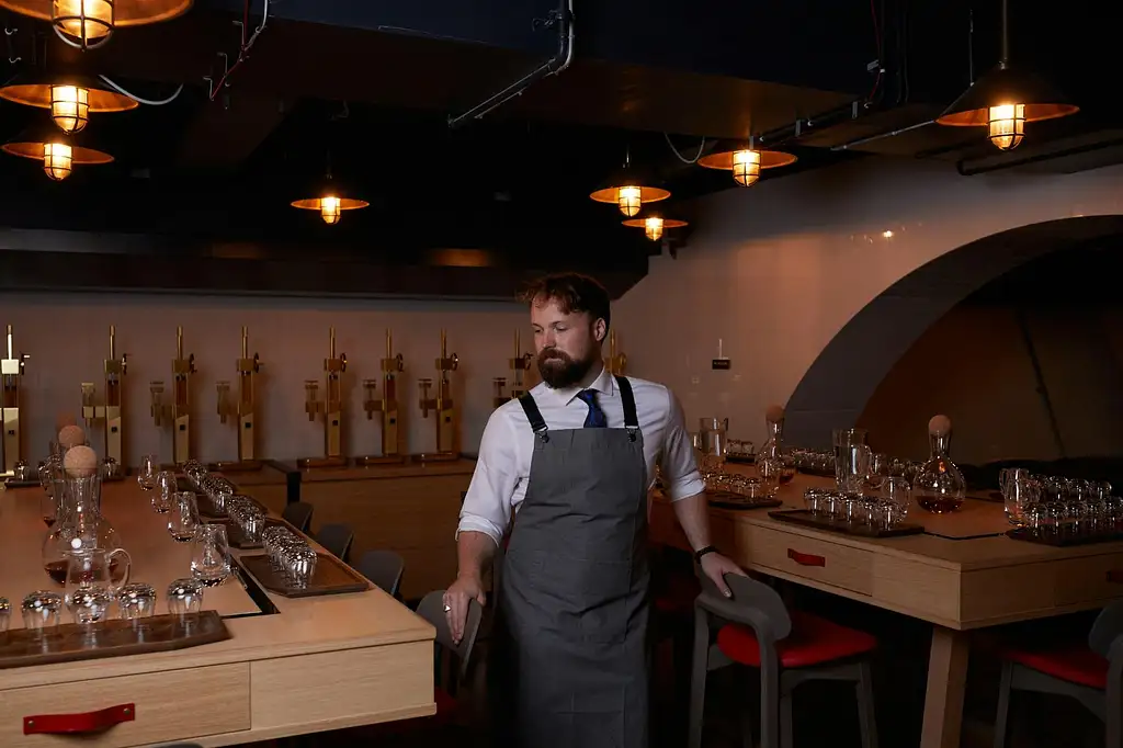 Johnnie Walker Whisky Tour in Edinburgh with Tasting and Lunch
