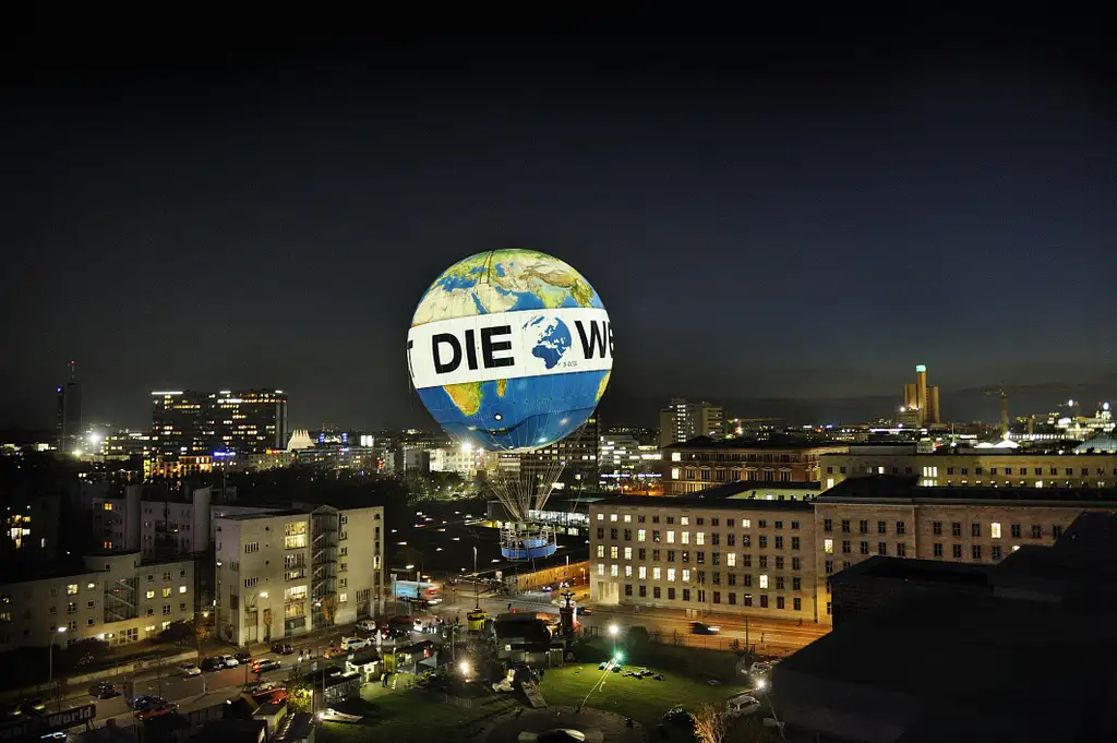 Ascent with the WELT Ballon at Checkpoint Charlie Tour