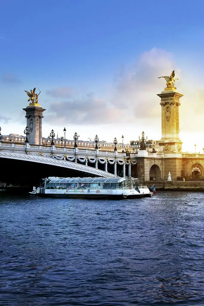 Hop-on Hop-off Boat on the Seine 1 & 2 day pass | Batobus Pass