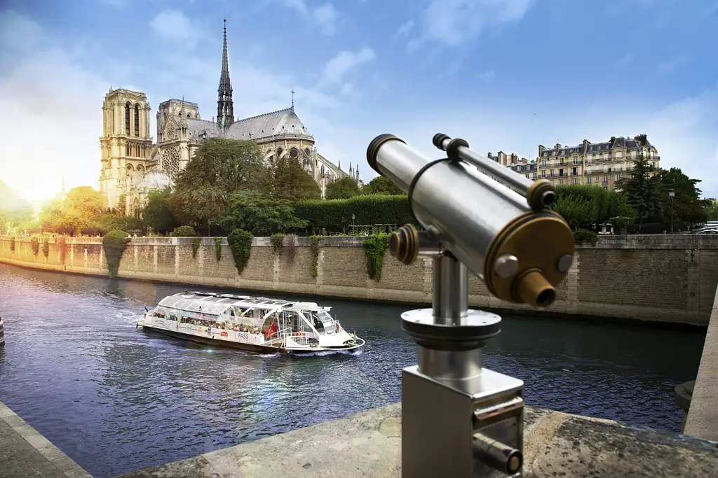 Hop-on Hop-off Boat on the Seine 1 & 2 day pass | Batobus Pass
