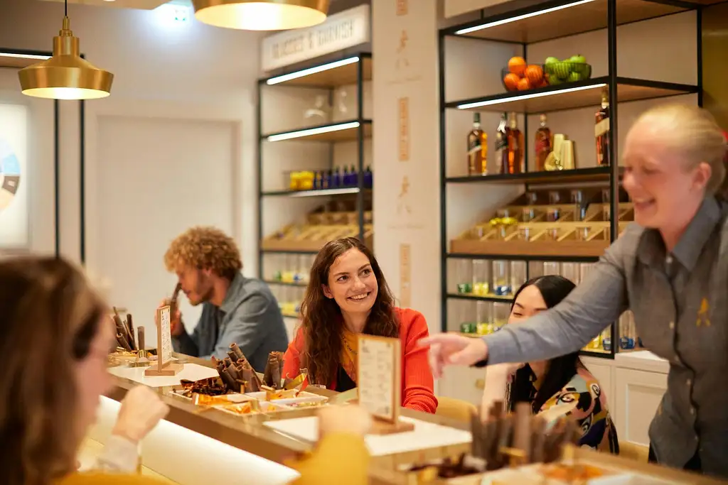 Johnnie Walker Whisky Tour in Edinburgh with Tasting and Lunch