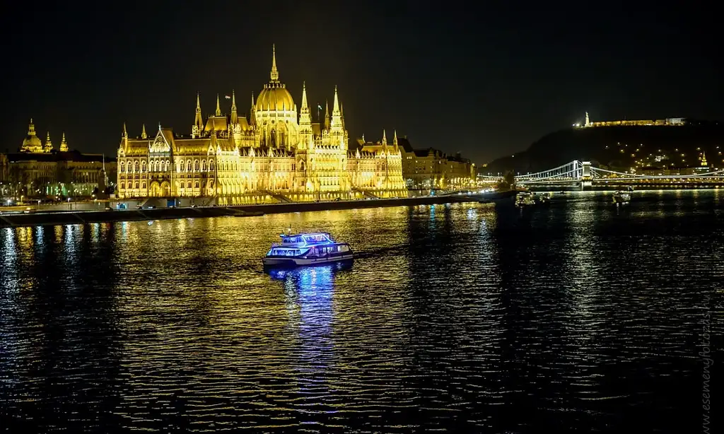 Danube River Cruise with 4-Course Dinner and Piano Battle Show