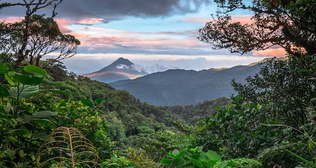 6 Days Costa Rica: Volcanoes, Cloud Forests & Zip-Lines | G Adventures 18-35's
