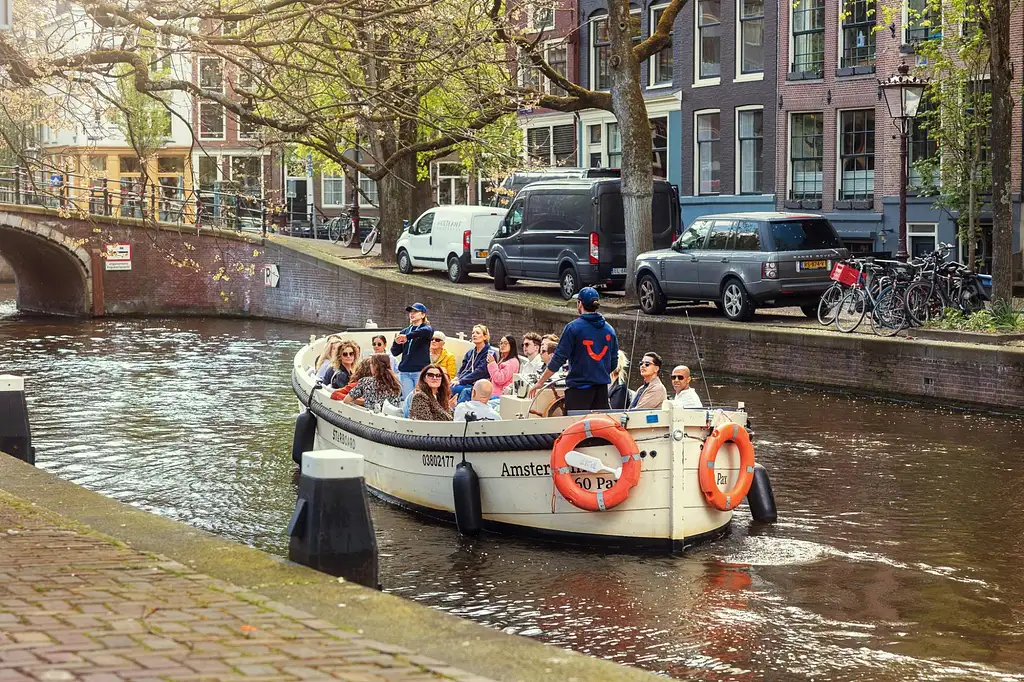 Amsterdam's Highlights and Local Insights Canal Cruise